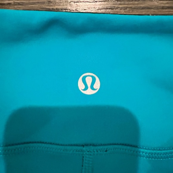 Lululemon cropped reversible blue leggings, size 6 - Picture 2 of 4